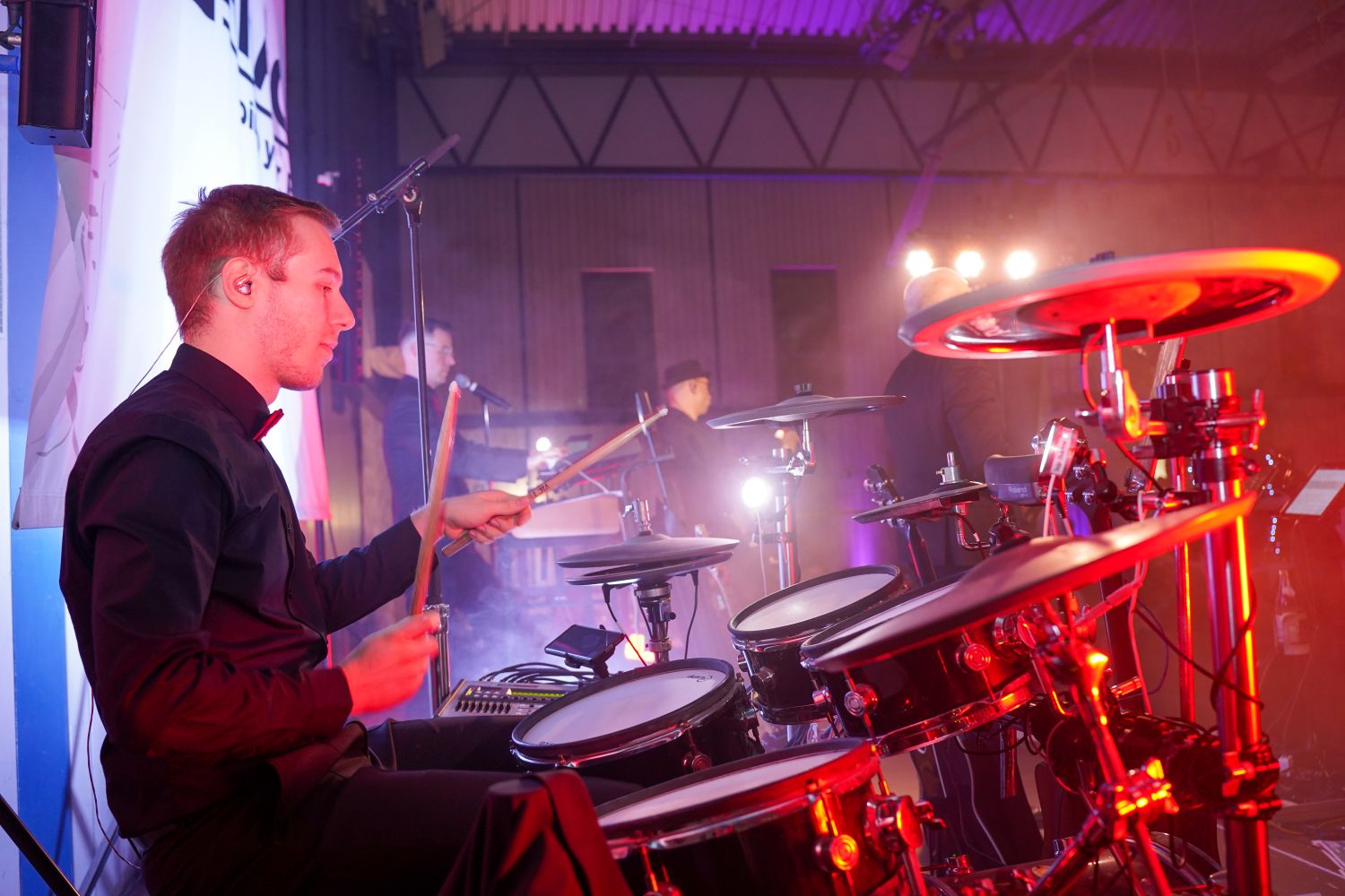 Schlagzeuger der Groove Garage Band beim Tanzball in Wörth