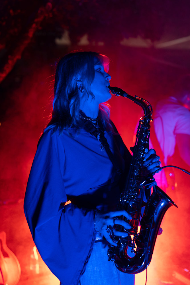 Saxophonistin der BlueZone Band bei einer Abschlussfeier