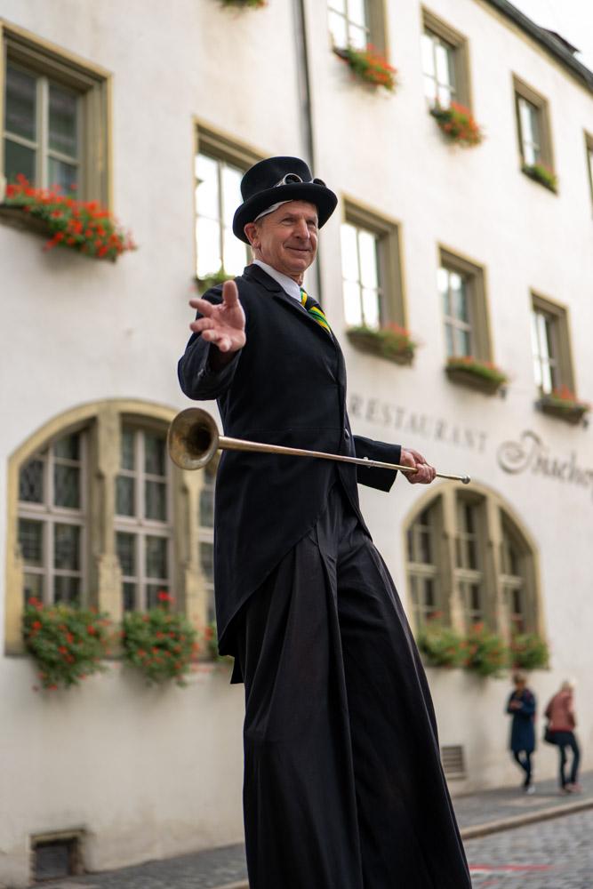 Stelzenläufer in der Fußgängerzone Regensburg